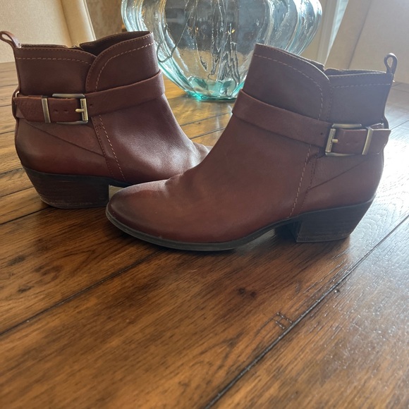 EC. Vince Camuto Peamer Booties - Picture 3 of 9